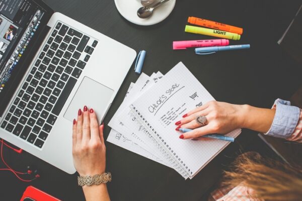 20151117183622-small-business-woman-desk-office